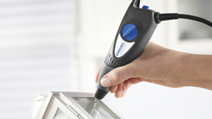 Grabador Dremel 290 grabando vidrio